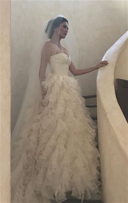 Lauren McTaggart's Something Borrowed is stunning Oscar de la Renta wedding dress