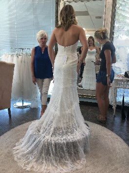 Kelsey's mother, father, sisters and nieces all help her with her wedding dress decision. 
