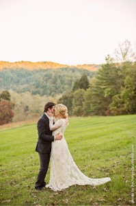 Kelly Clarksons wedding dress and kiss